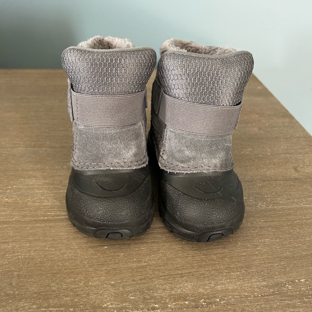 The north face toddler boots, waterproof. Size 7 toddler boy